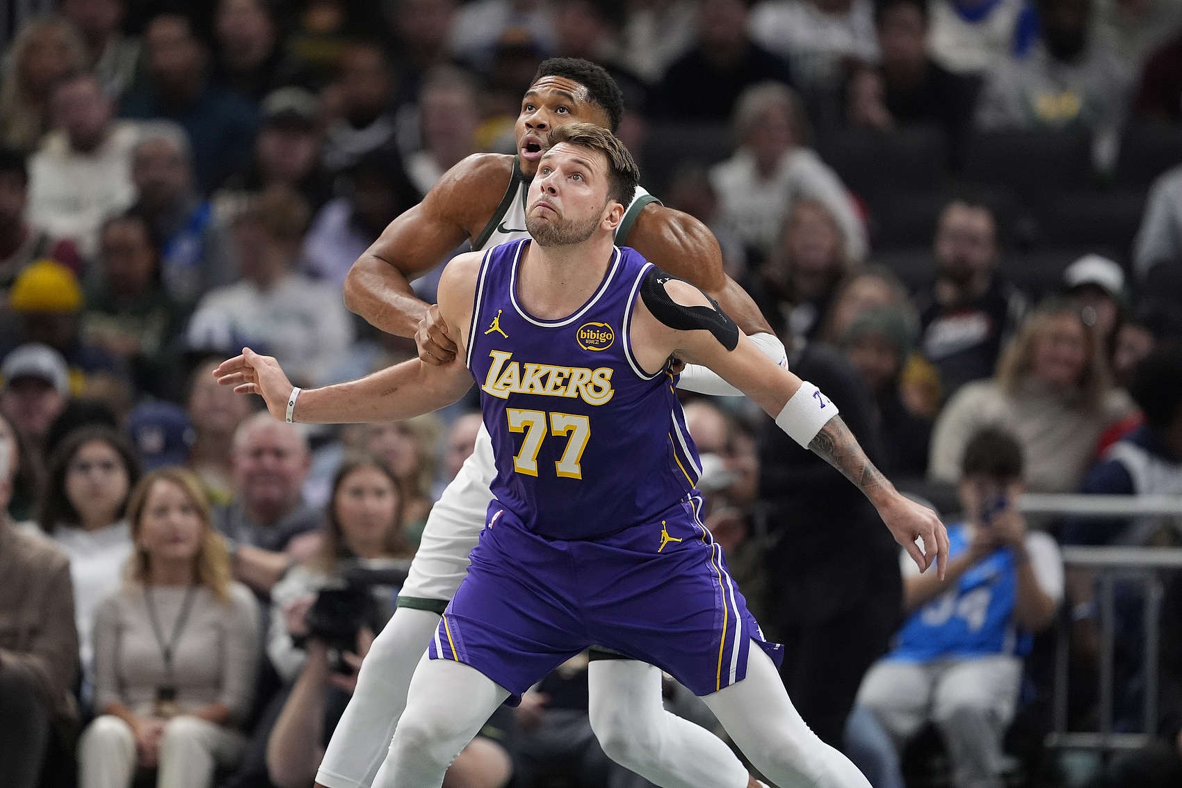 开云体育登录-东西部票王大战！ESPN预测明天胜率：湖人56.9% 雄鹿43.1%