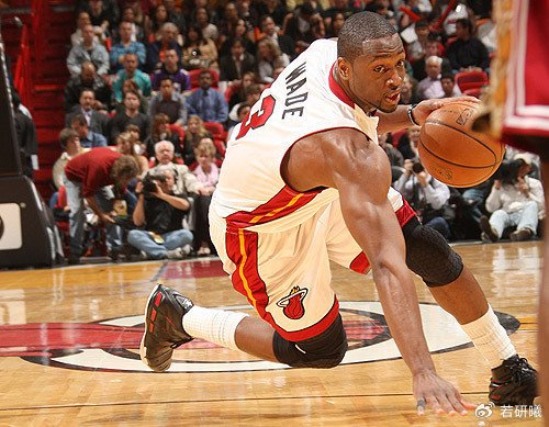 开云体育在线-NBA史上最疯狂的赛季！艾弗森3阵，邓肯2阵，1阵堪称无敌|科比·布莱恩特|蒂姆·邓肯|姚明|史蒂夫·纳什|卡梅隆·安东尼_新浪体育_新浪新闻