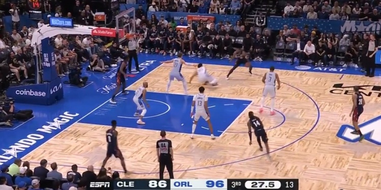 开云体育入口-止血！米切尔晃倒新秀庞达 随后空位三分稳稳命中